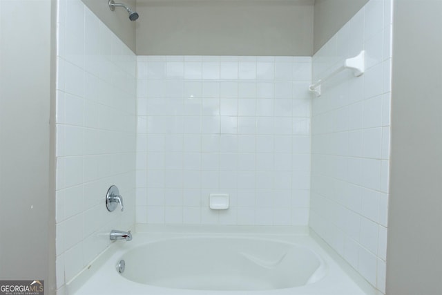 bathroom with tiled shower / bath