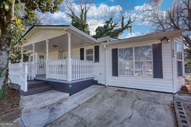 ranch-style house featuring a porch