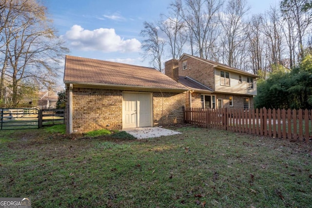 back of house featuring a lawn