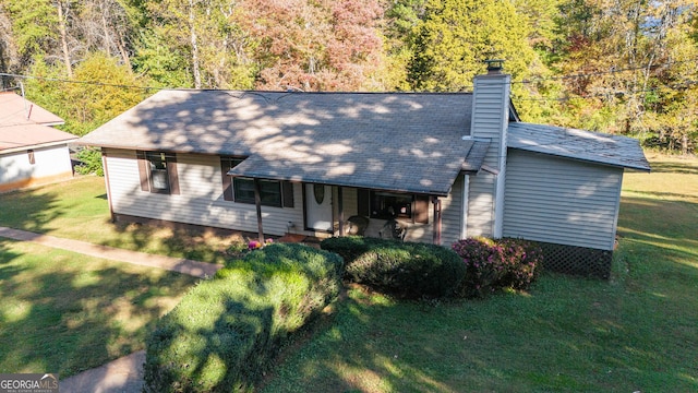 view of front of house featuring covered porch and a front yard