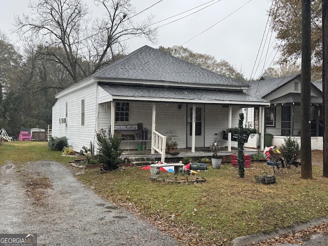 view of front of property with a front yard