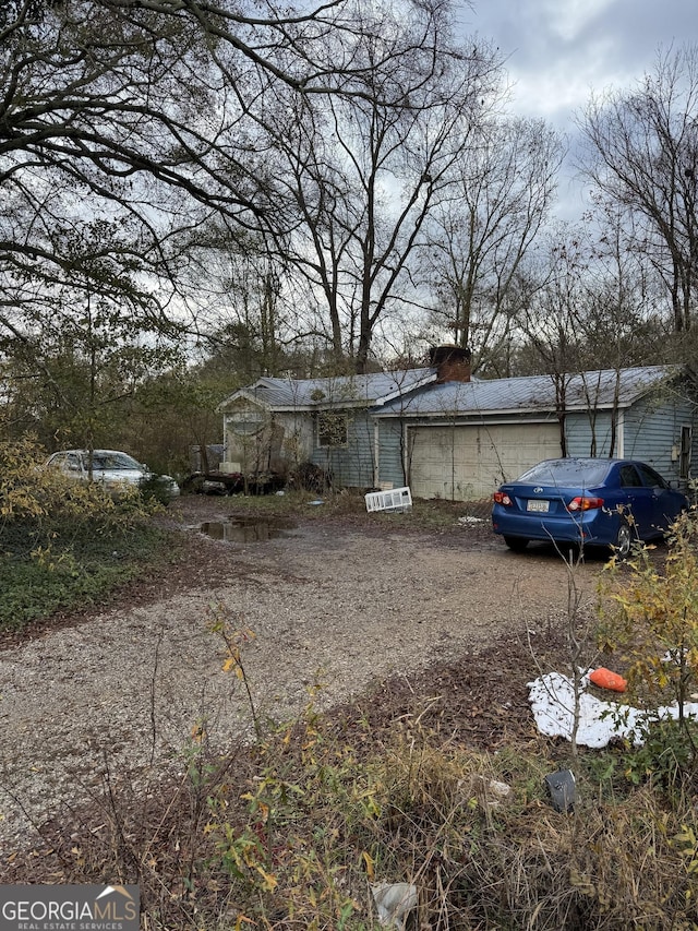 view of yard with an outbuilding