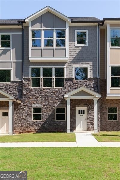 view of front facade with a front yard