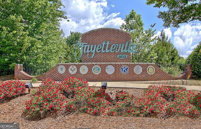 view of community / neighborhood sign