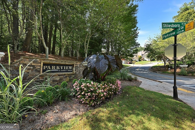 view of community / neighborhood sign