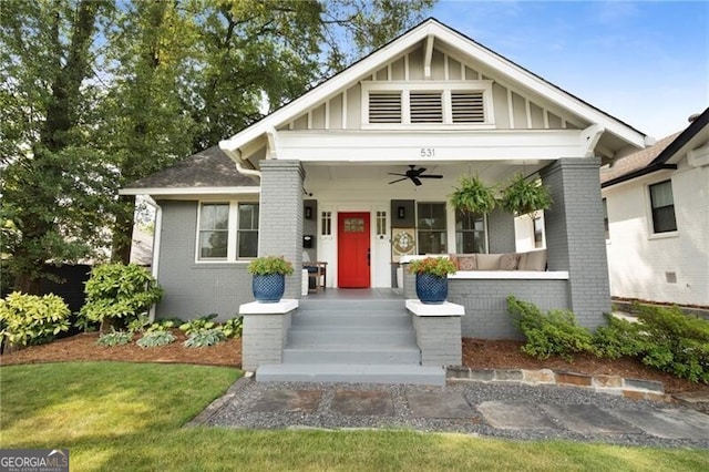 view of front of property featuring ceiling fan, covered porch, and a front yard