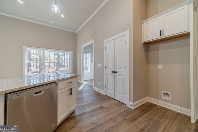 carpeted empty room featuring a barn door, a raised ceiling, ceiling fan, and ornamental molding