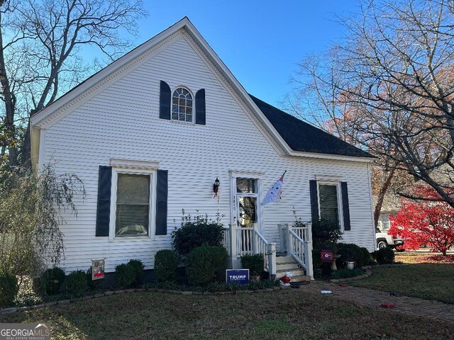 view of front of property featuring a front lawn