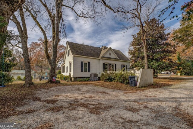 view of front facade with a front yard