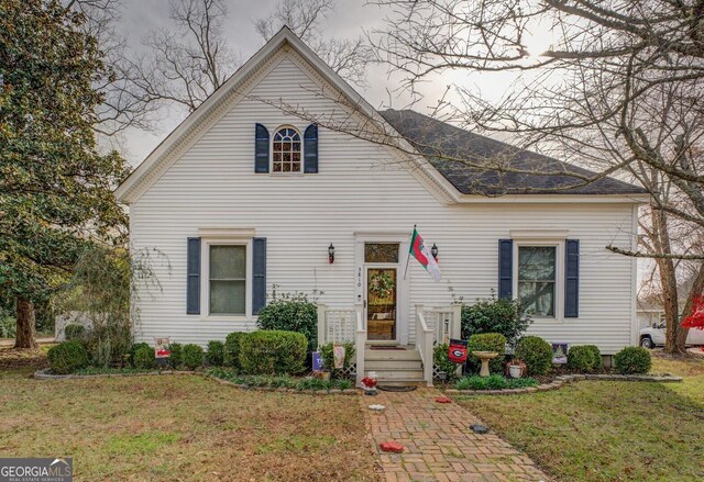 view of front of property with a front lawn