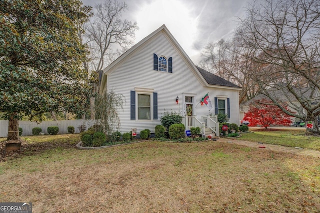 view of front of property featuring a front yard