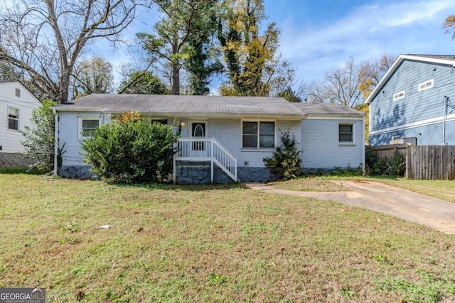 view of front of property featuring a front lawn