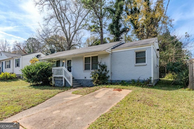 single story home featuring a front lawn