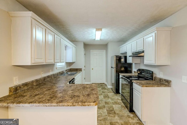 kitchen with kitchen peninsula, a textured ceiling, sink, black appliances, and white cabinets