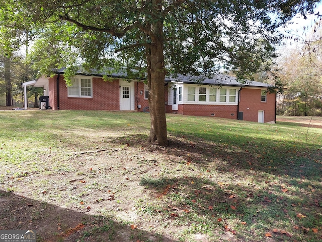 view of front facade featuring brick siding and a front yard