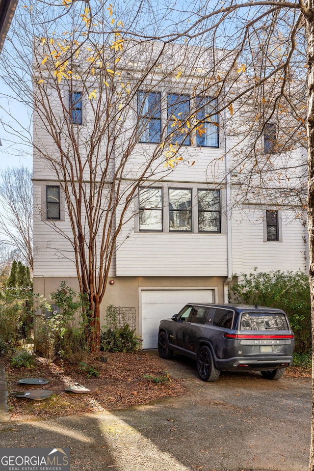 view of front facade with a garage