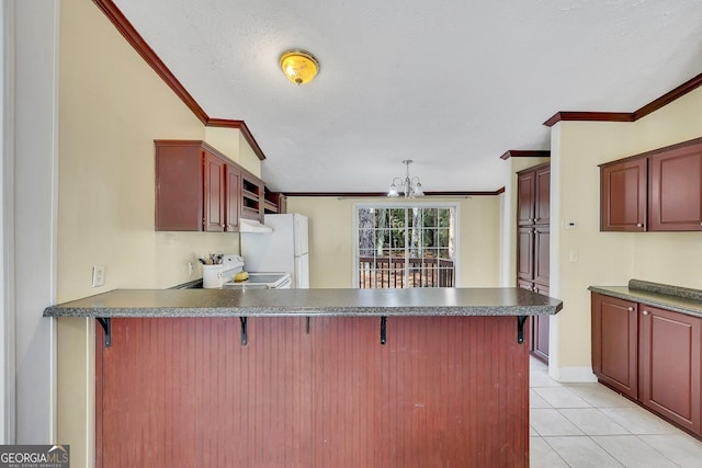 kitchen with a breakfast bar area, kitchen peninsula, crown molding, and a chandelier