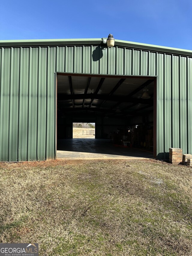 view of front of house featuring a rural view and a front lawn