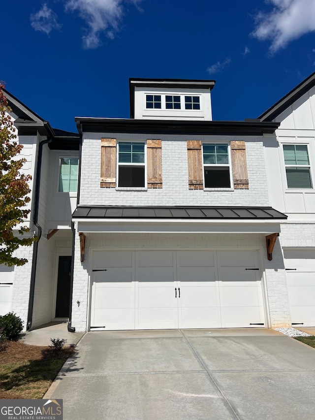 view of front facade with a garage