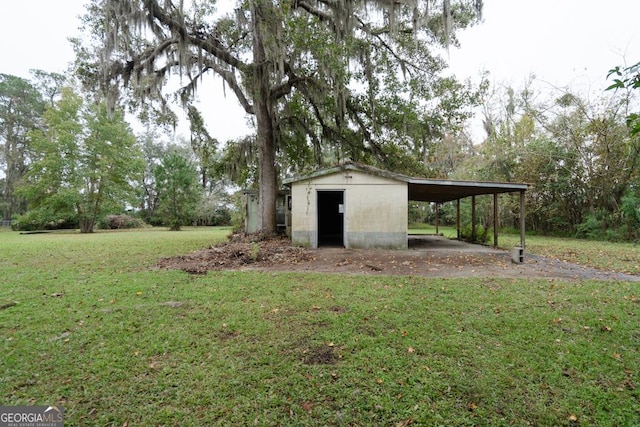 view of yard featuring a storage unit