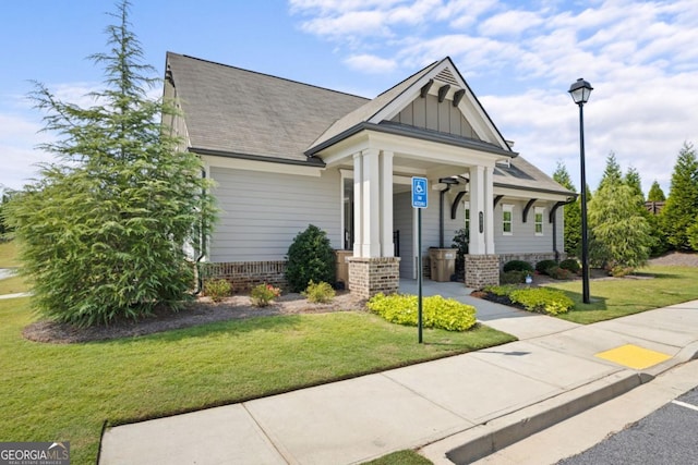 craftsman-style house featuring a front yard