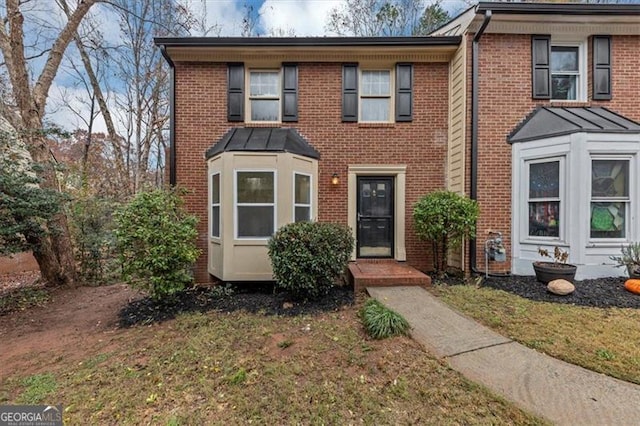 view of front of property with a front yard