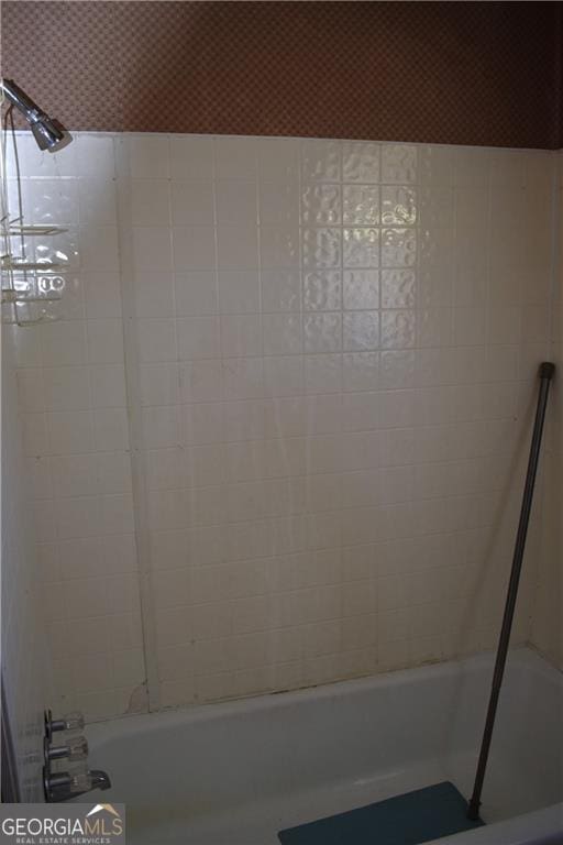 bathroom featuring tiled shower / bath