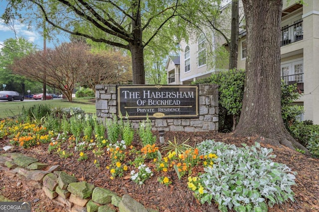 view of community / neighborhood sign