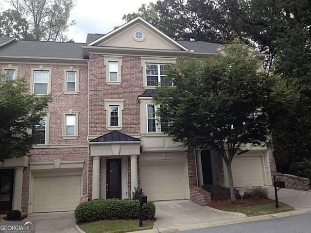 view of front facade featuring a garage