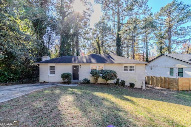 single story home with a front lawn