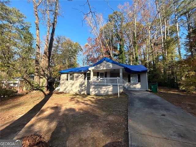 single story home featuring a porch