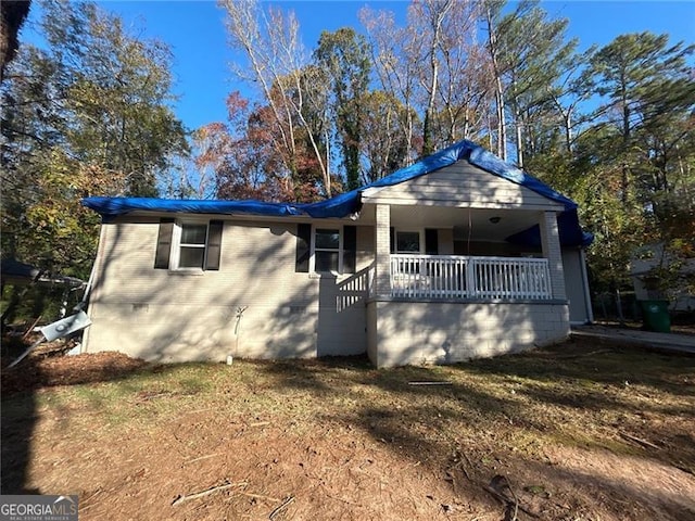 view of front of property featuring a porch and a front lawn