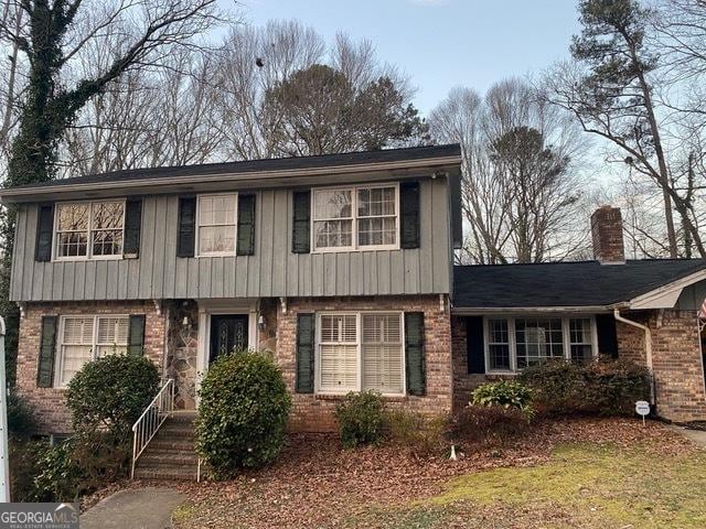 front of property featuring a front yard