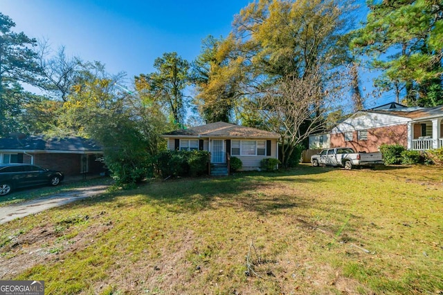 ranch-style house featuring a front yard