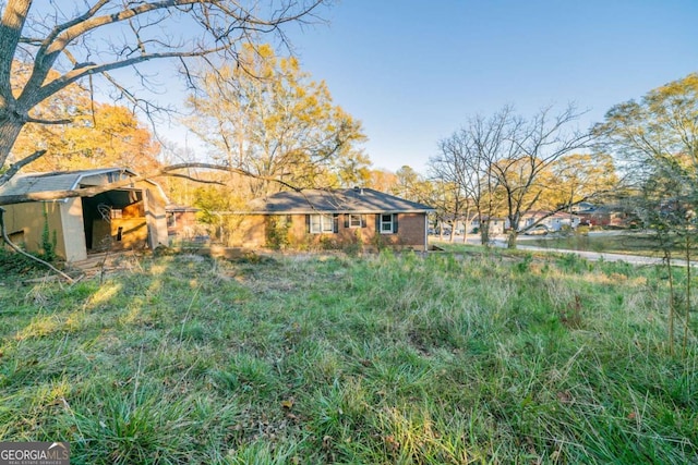 view of yard featuring a storage shed