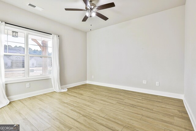 bathroom featuring hardwood / wood-style floors, ceiling fan, a tub, and vanity