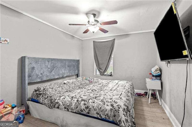 bedroom with ceiling fan, ornamental molding, and light hardwood / wood-style flooring