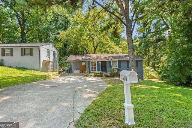 view of front facade featuring a front yard