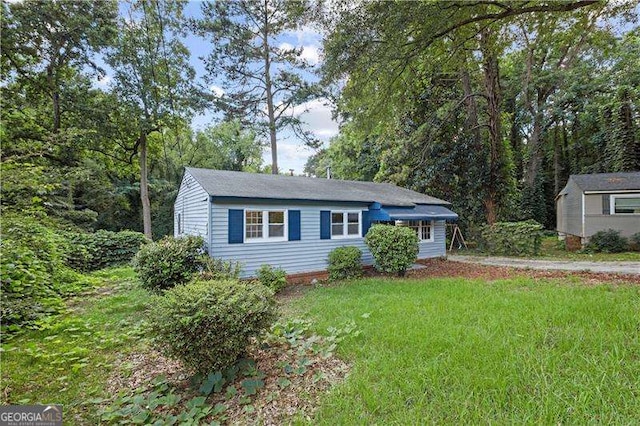 view of front of house featuring a front yard