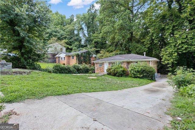 single story home with a front lawn