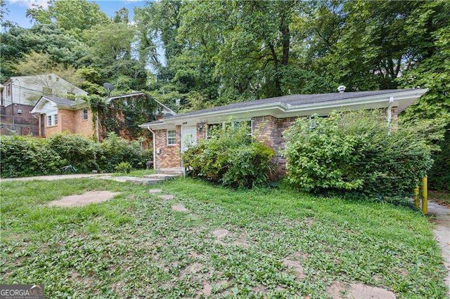 view of front of property featuring a front yard