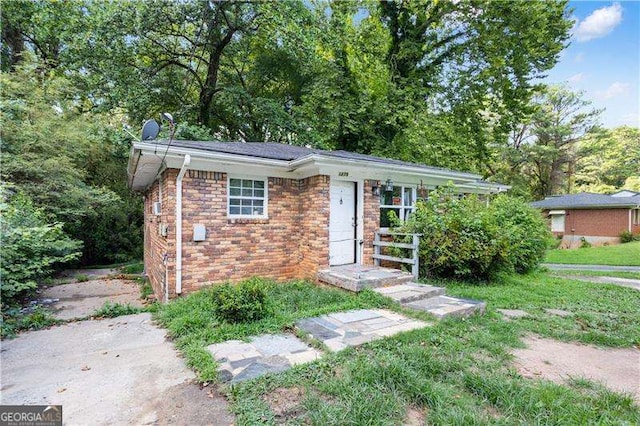 view of front of property with a front lawn