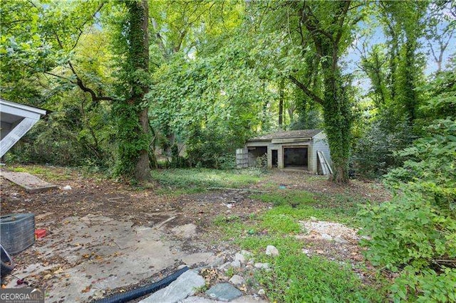 view of yard with an outdoor structure