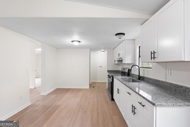 kitchen featuring sink, light hardwood / wood-style flooring, stainless steel stove, white cabinetry, and lofted ceiling