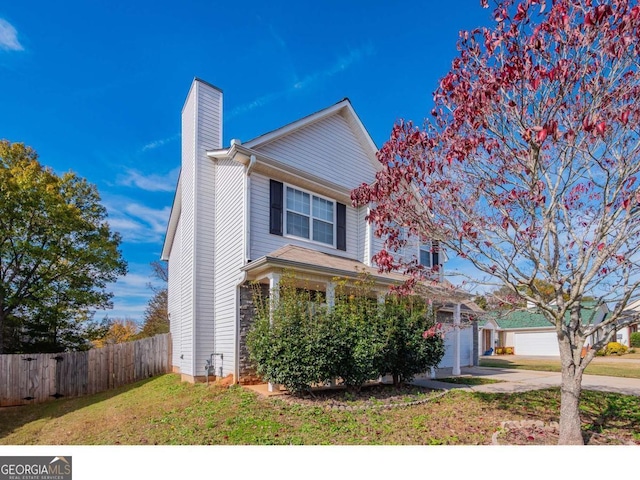 view of front of home with a front lawn