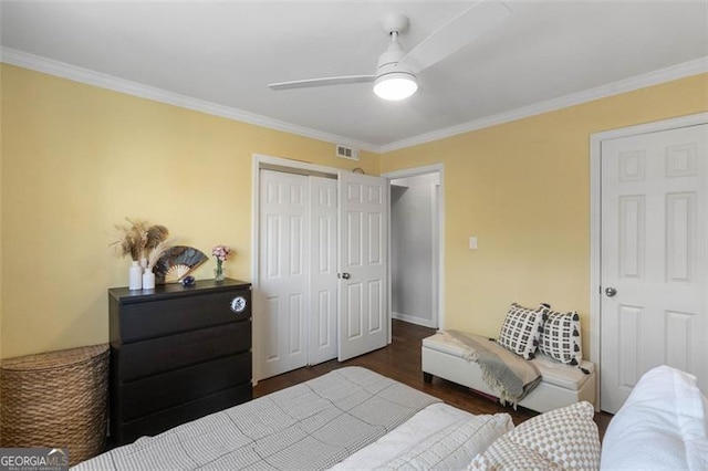 bedroom featuring a closet, ceiling fan, crown molding, and dark hardwood / wood-style floors