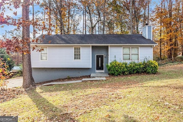 view of front of home featuring a front yard