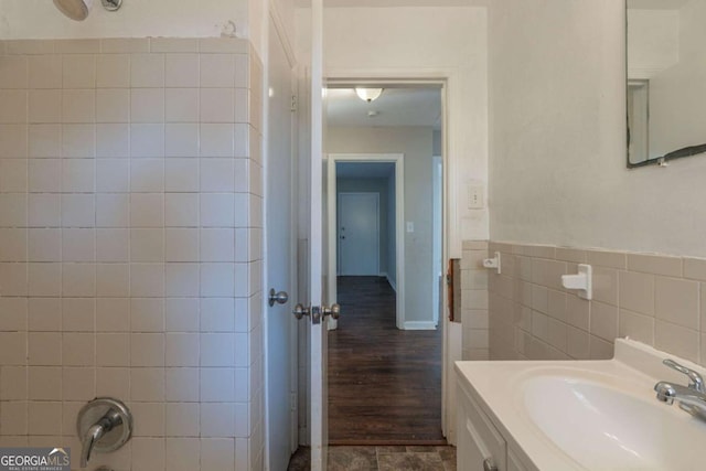 bathroom with vanity and tiled shower / bath