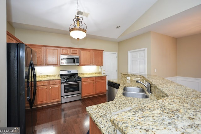 kitchen featuring visible vents, a sink, vaulted ceiling, appliances with stainless steel finishes, and dark wood-style flooring