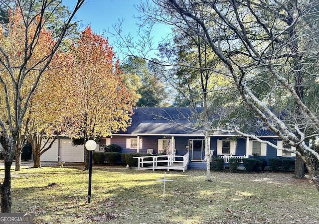 view of front of home with covered porch and a front lawn